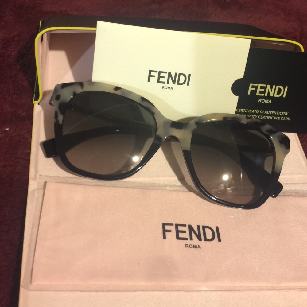 🆕Fendi Sunglasses 😎 🐈 👁